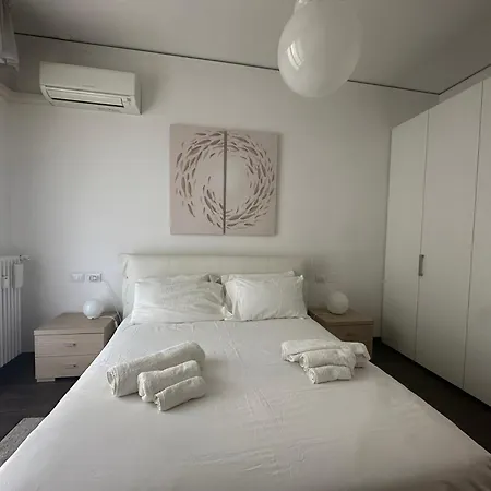 Modern River House דירה